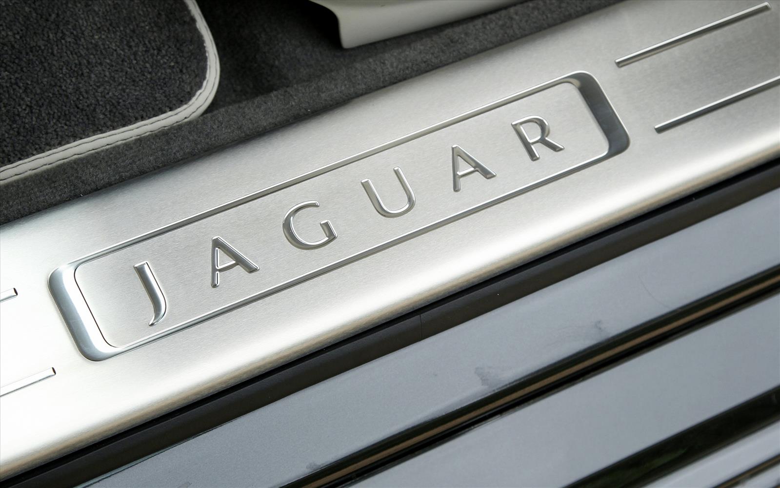 Jaguar XJ 2013 Sill Detail