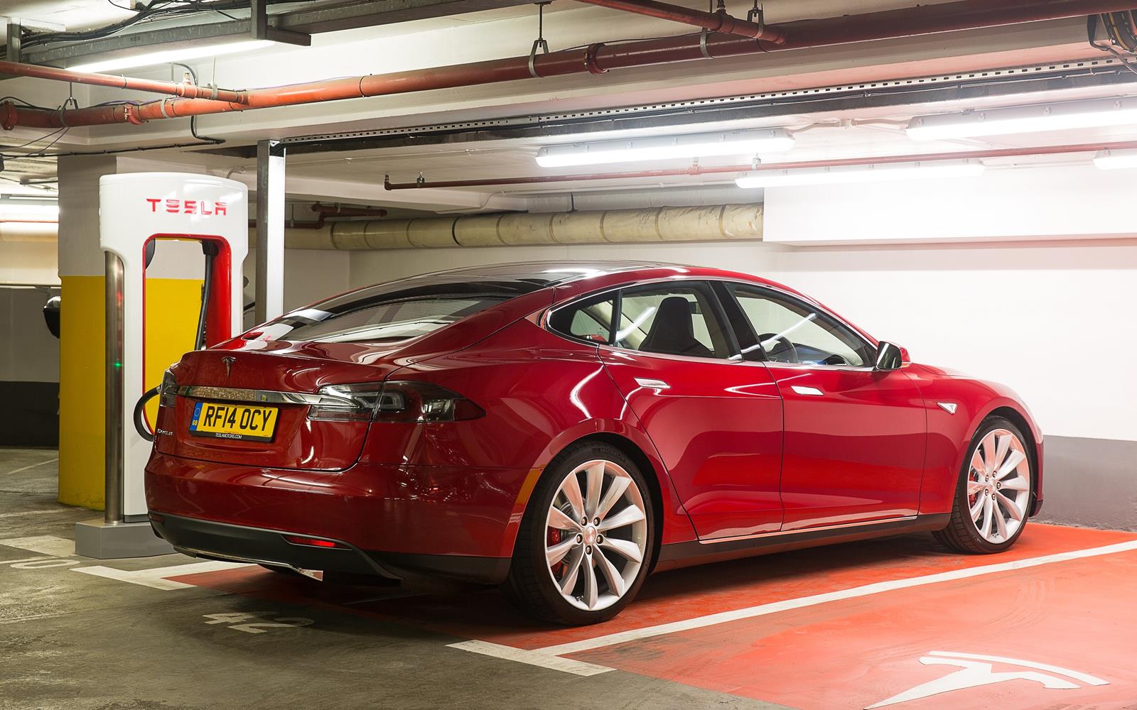 Tesla Model S 2015 Rear at Supercharger