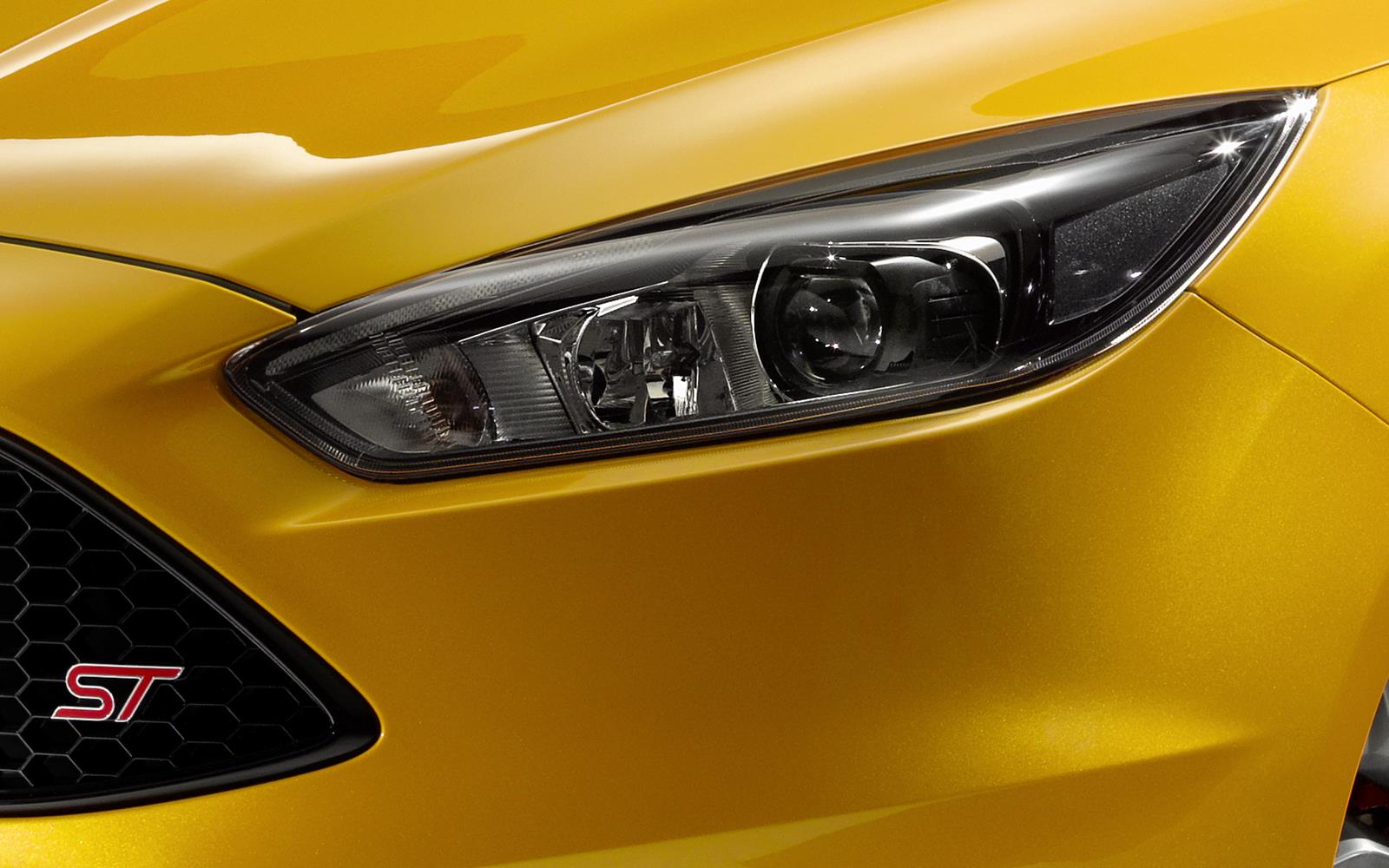Ford Focus ST 2015 Headlight Detail